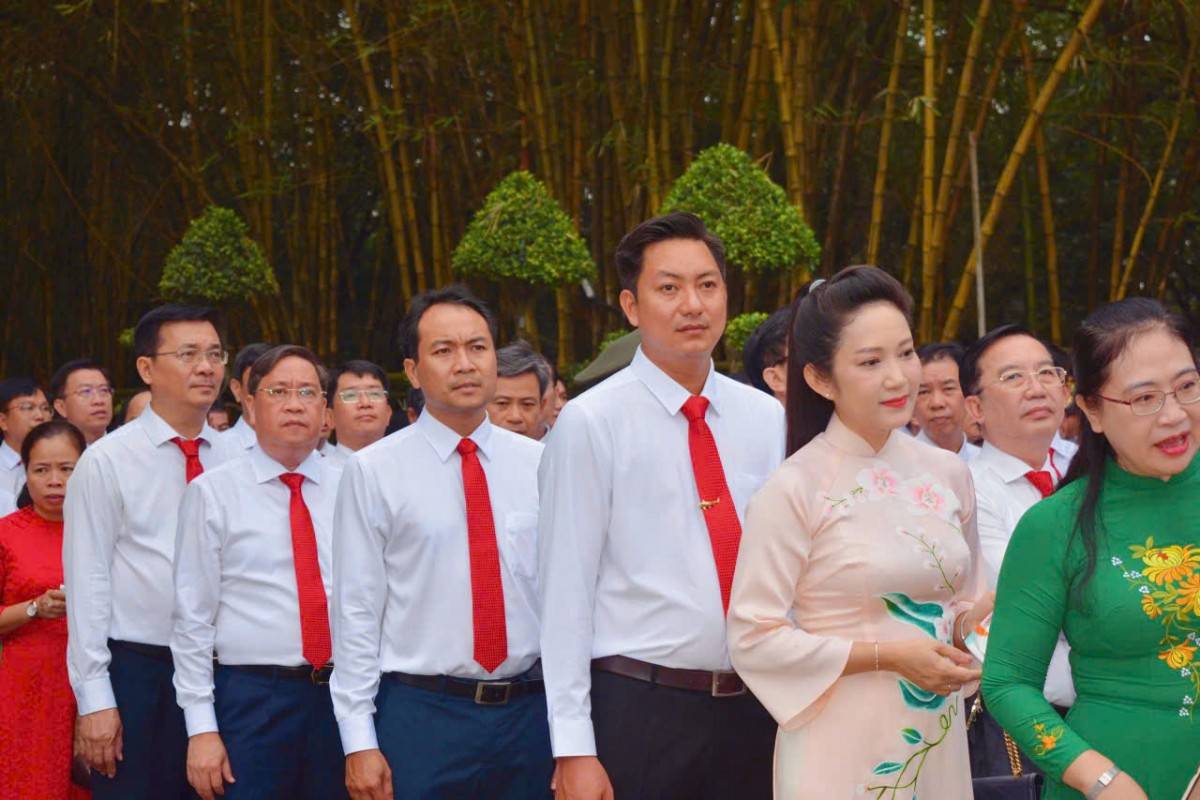 Đoàn đại biểu Đại hội Đảng bộ TP. Hồ Chí Minh dâng hương tưởng nhớ các Vua Hùng và Đức Lễ Thành hầu Nguyễn Hữu Cảnh