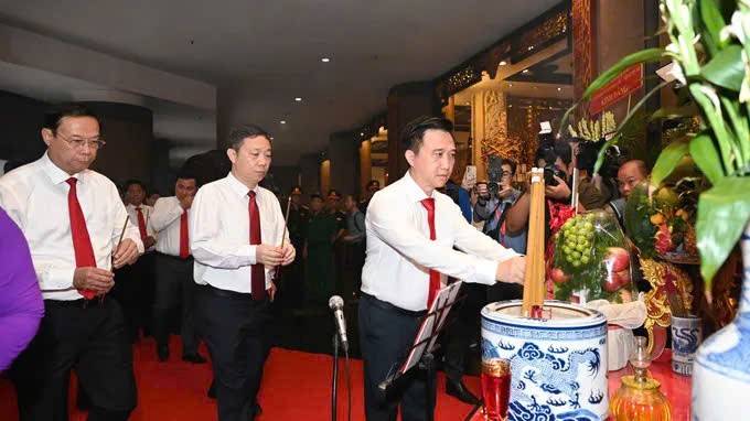 Đoàn đại biểu Đại hội Đảng bộ TP. Hồ Chí Minh dâng hương tưởng nhớ các Vua Hùng và Đức Lễ Thành hầu Nguyễn Hữu Cảnh