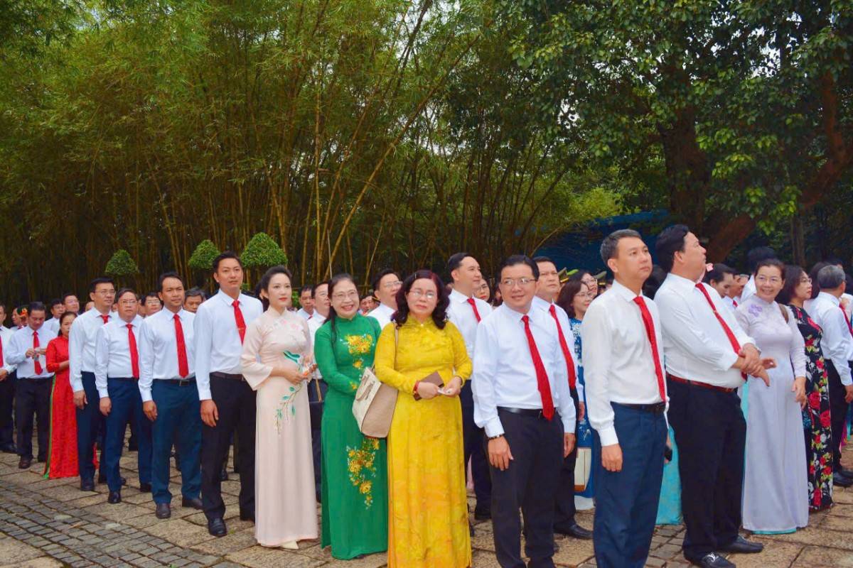 Đoàn đại biểu Đại hội Đảng bộ TP. Hồ Chí Minh dâng hương tưởng nhớ các Vua Hùng và Đức Lễ Thành hầu Nguyễn Hữu Cảnh