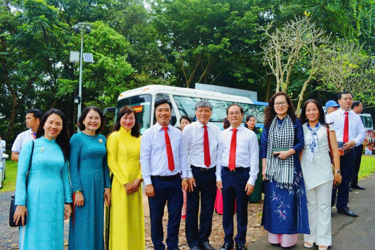 Đoàn đại biểu Đại hội Đảng bộ TP. Hồ Chí Minh dâng hương tưởng nhớ các Vua Hùng và Đức Lễ Thành hầu Nguyễn Hữu Cảnh