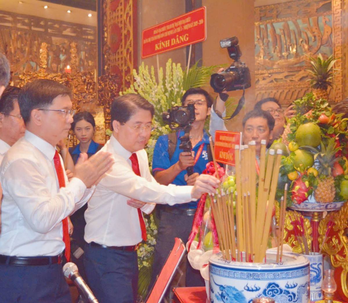 Đoàn đại biểu Đại hội Đảng bộ TP. Hồ Chí Minh dâng hương tưởng nhớ các Vua Hùng và Đức Lễ Thành hầu Nguyễn Hữu Cảnh