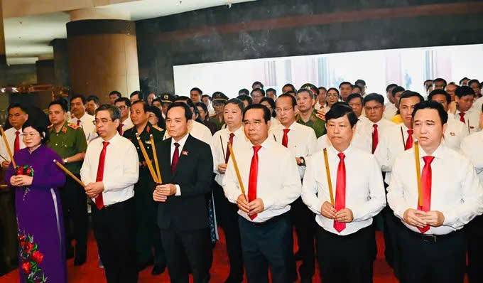 Đoàn đại biểu Đại hội Đảng bộ TP. Hồ Chí Minh dâng hương tưởng nhớ các Vua Hùng và Đức Lễ Thành hầu Nguyễn Hữu Cảnh