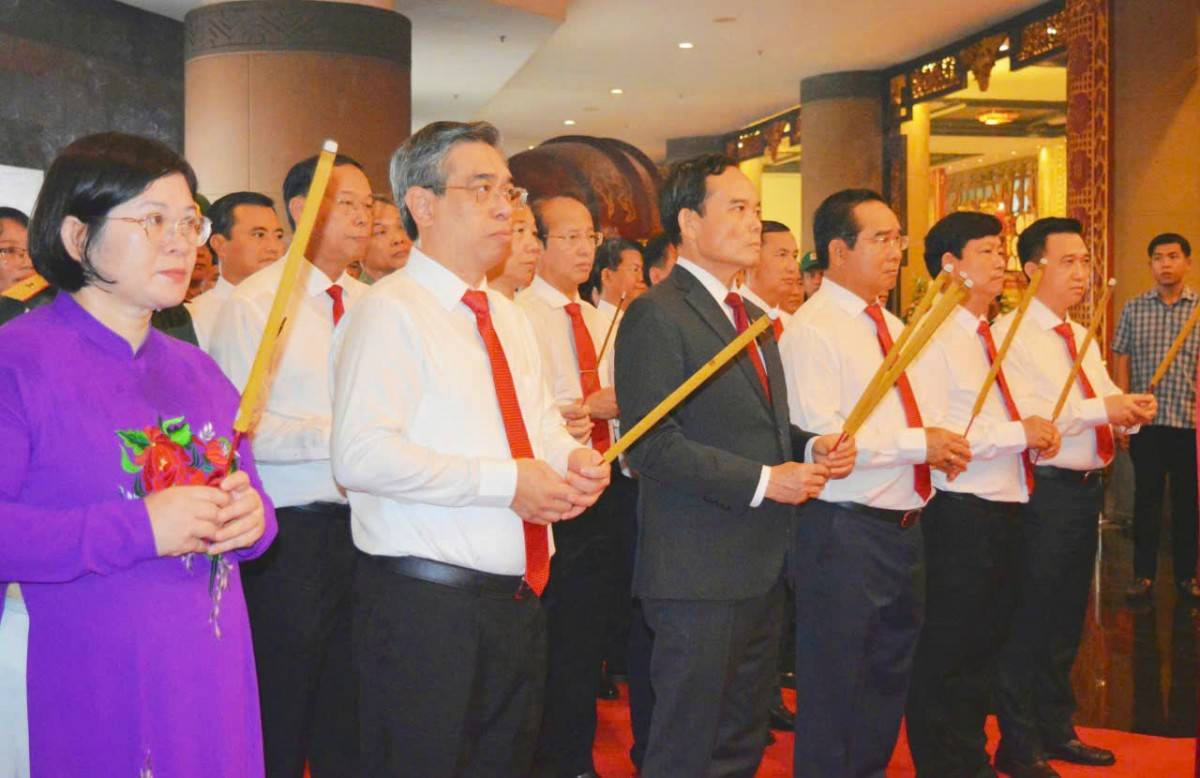 Bí thư Thành ủy TPHCM Trần Lưu Quang cùng đoàn đại biểu dâng hương tưởng nhớ các Vua Hùng.