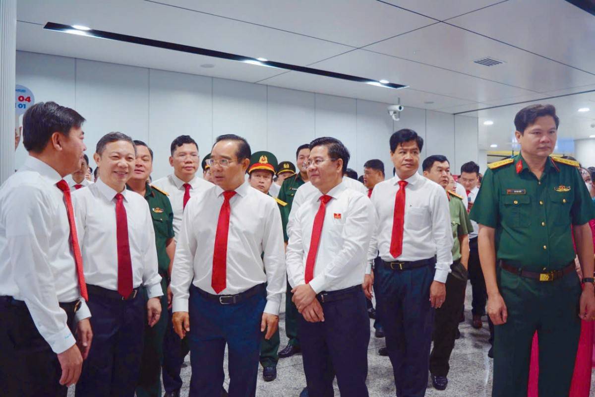 Đồng chí Nguyễn Văn Được, Chủ tịch UBND TP cùng đại biểu tham quan tuyến Metro số 1