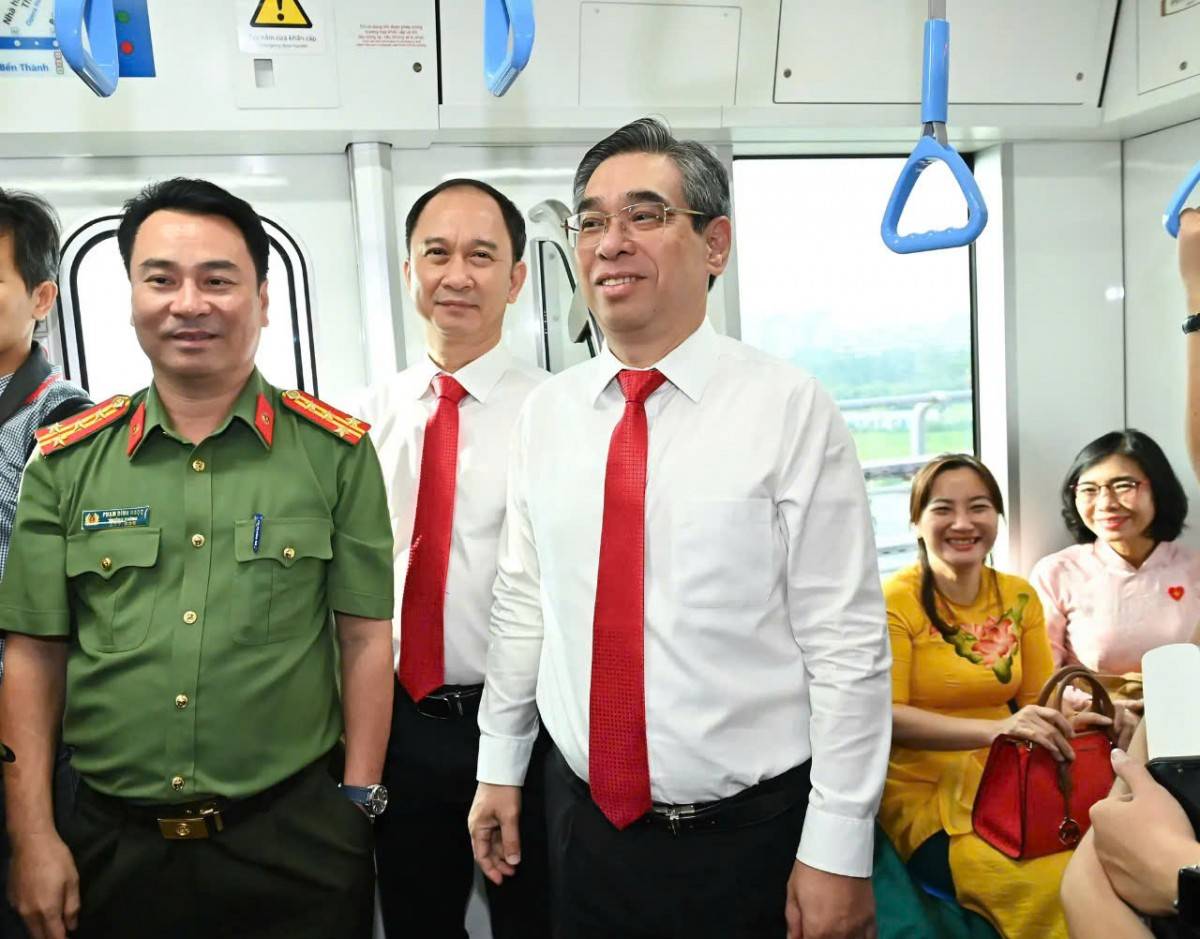 Đoàn đại biểu dự Đại hội Đảng bộ TP.Hồ Chí Minh tham quan, trải nghiệm tuyến Metro số 1 (Bến Thành – Suối Tiên)