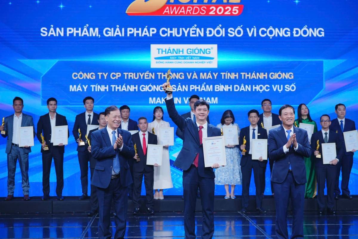 Chuyên gia Lại Hoàng Dương, giám đốc công ty máy tính Thánh Gióng nhận giải thưởng Chuyển đổi số 2025