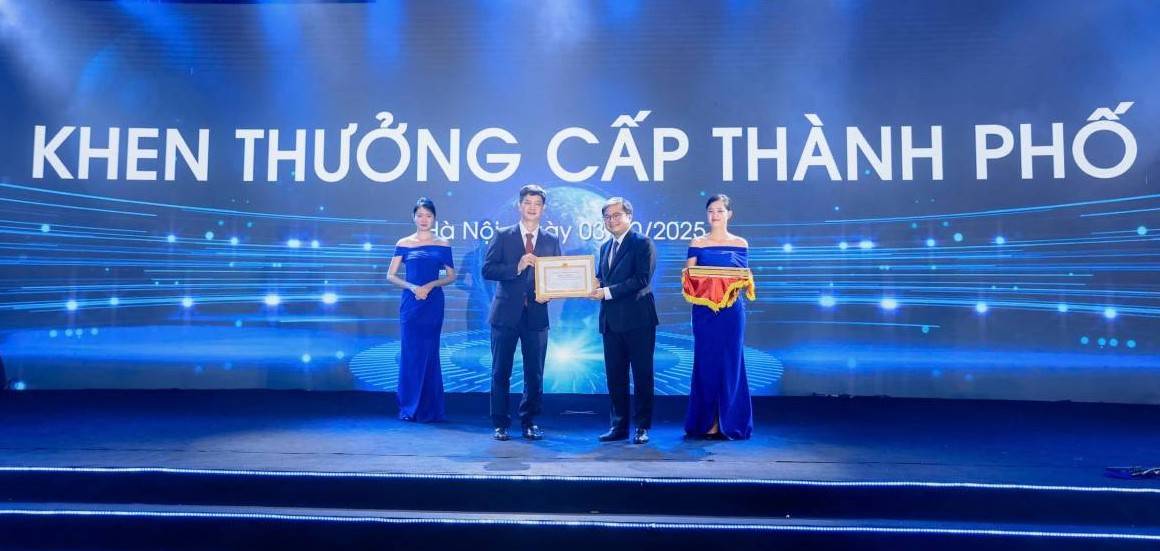 Chuyên gia Lại Hoàng Dương vinh dự nhận Bằng khen của UBND TP Hà Nội và giải thưởng Chuyển đổi số Việt Nam