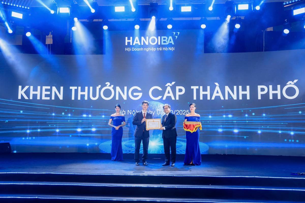 Chuyên gia Lại Hoàng Dương đại diện nhận bằng khen của Chủ tịch UBND TP Hà Nội cho Công ty Máy tính Thánh Gióng