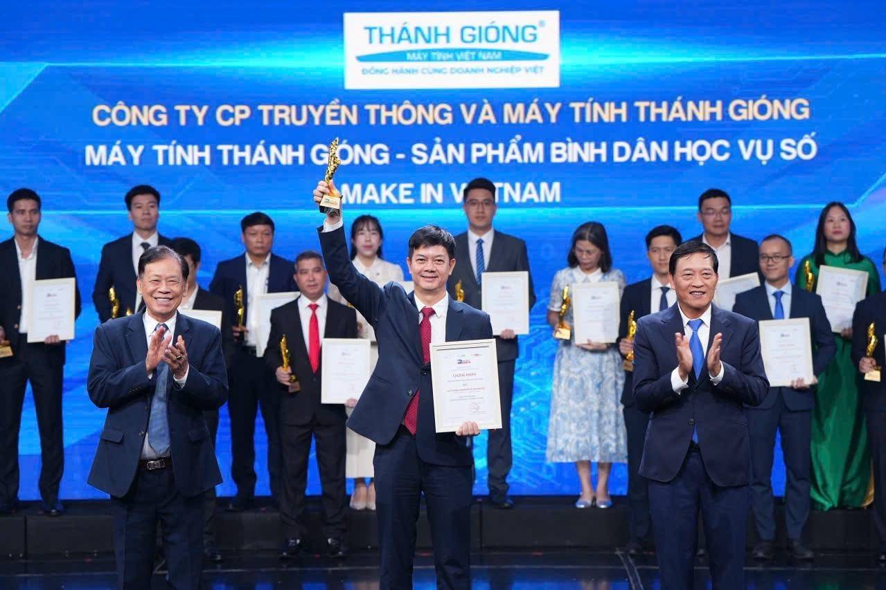 Chuyên gia Lại Hoàng Dương vinh dự nhận Bằng khen của UBND TP Hà Nội và giải thưởng Chuyển đổi số Việt Nam