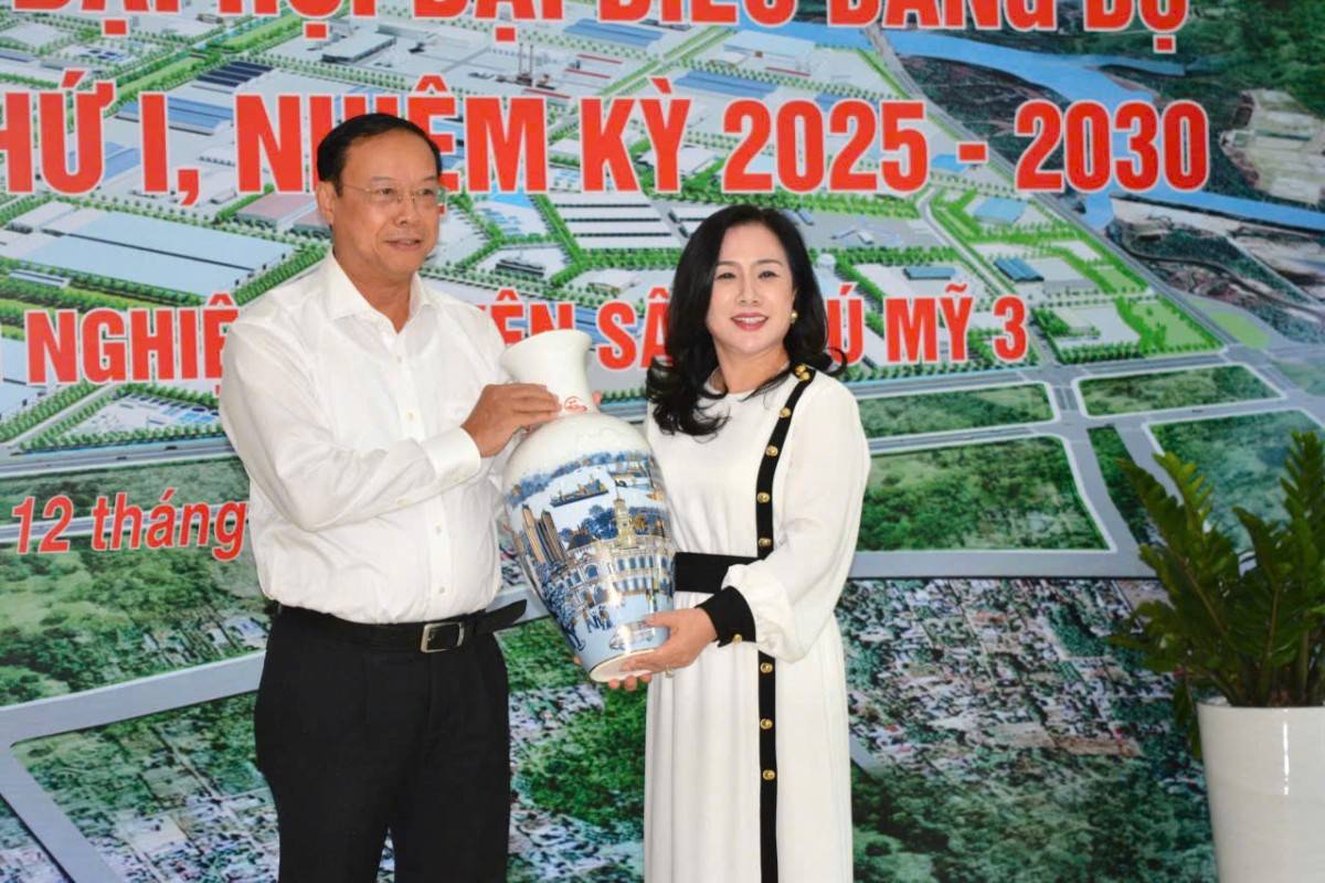 Đại diện Khu công nghiệp chuyên sâu Phú Mỹ 3 nhận quà lưu niệm của lãnh đạo thành phố - Ảnh: KỲ PHONG