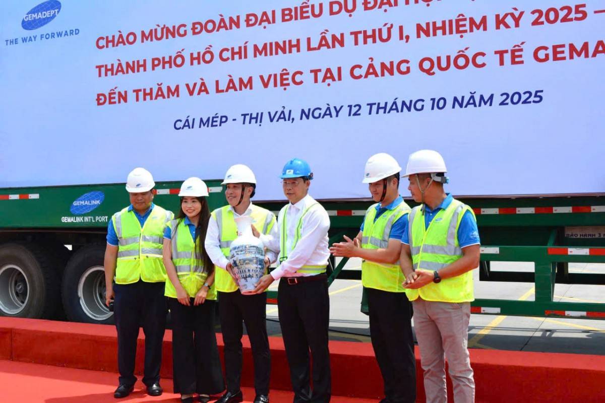 Đại biểu - Ảnh 6. Đại diện đoàn đại biểu chụp ảnh lưu niệm tại cảng biển Gemalink 