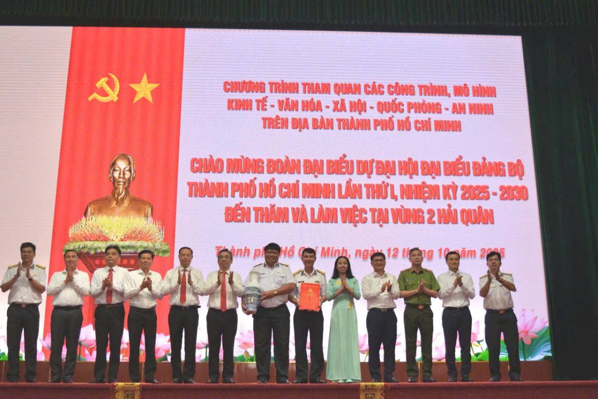 Đại biểu - Ảnh 4. Bộ Tư lệnh Vùng 2 Hải quân nhận quà lưu niệm từ đoàn đại biểu Đại hội Đảng bộ TP.HCM -