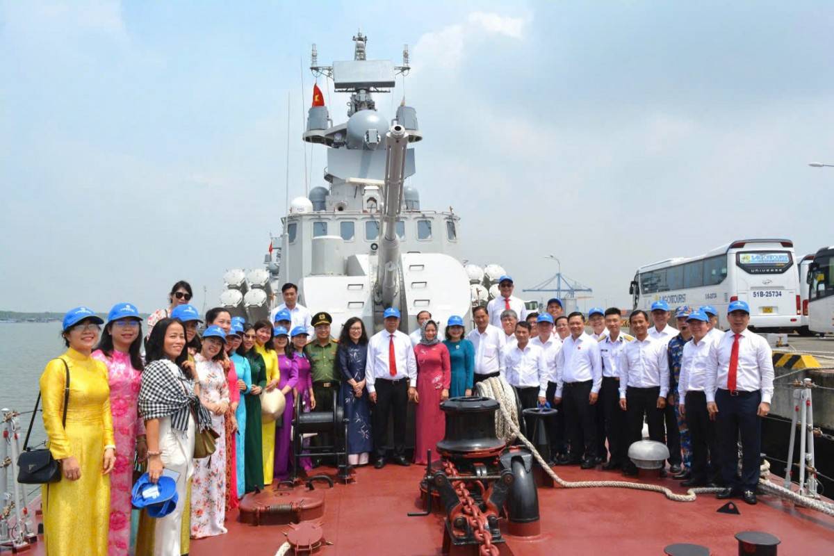 Đại biểu - Ảnh 1. Đoàn đại biểu dự Đại hội Đảng bộ TP.HCM tham quan Lữ đoàn 167 thuộc Vùng 2 Hải quân -