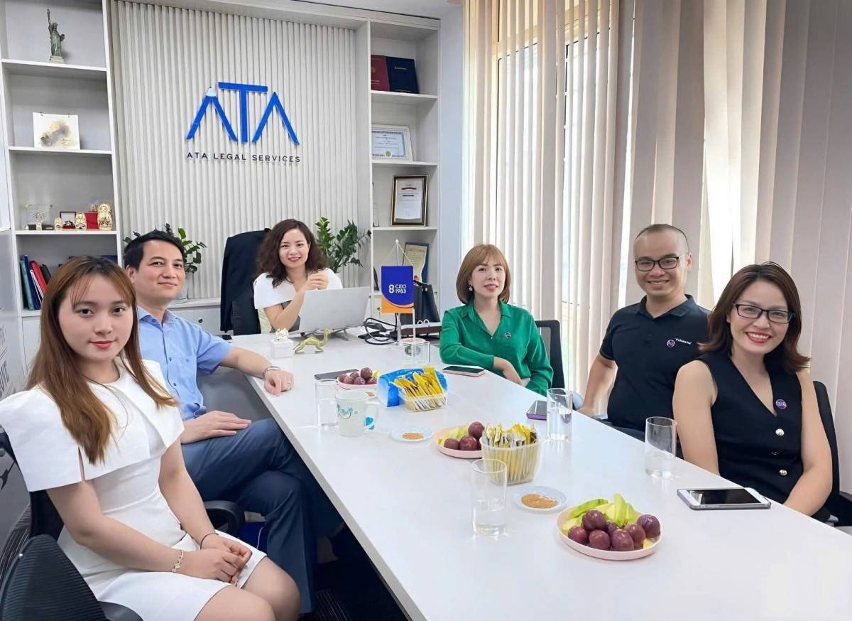 Luật sư Ngọc Anh cùng hội viên CLB CEO 1983 cùng nhau trao đổi, cập nhật kiến thức pháp lý 