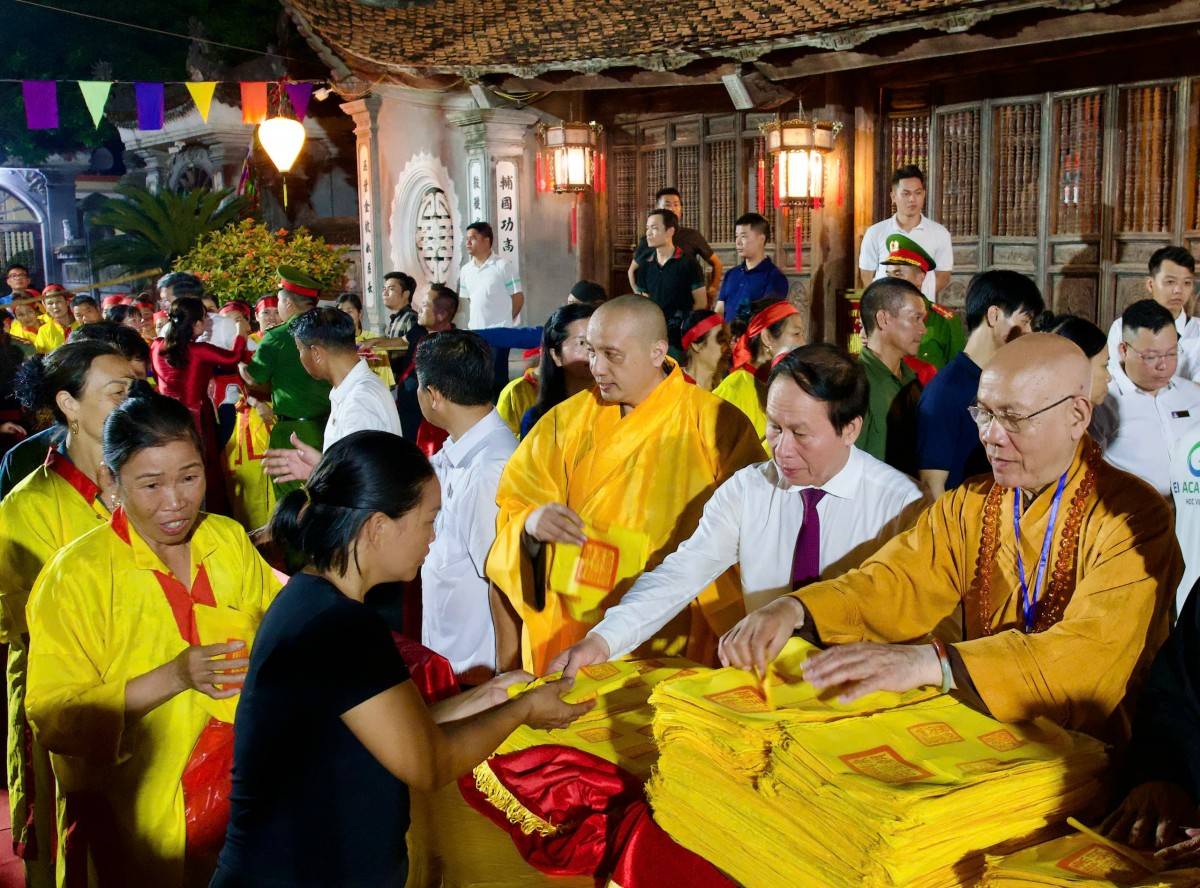 Bí thư thành uỷ Hải Phòng Lê Tiến Châu phát ấn cầu an cho nhân dân.