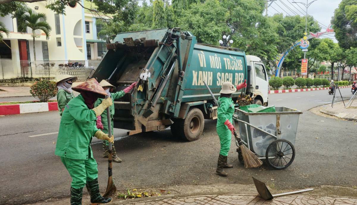  Doanh nghiệp thường xuyên bố trí công nhân thu gom rác mỗi ngày.