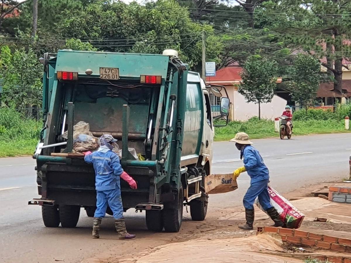 Công nhân thu gom rác luôn phải làm việc trong môi trường độc hại và nhiều rủi ro.