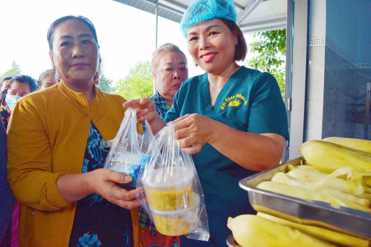 những suất cháo nóng, sữa và bắp luộc