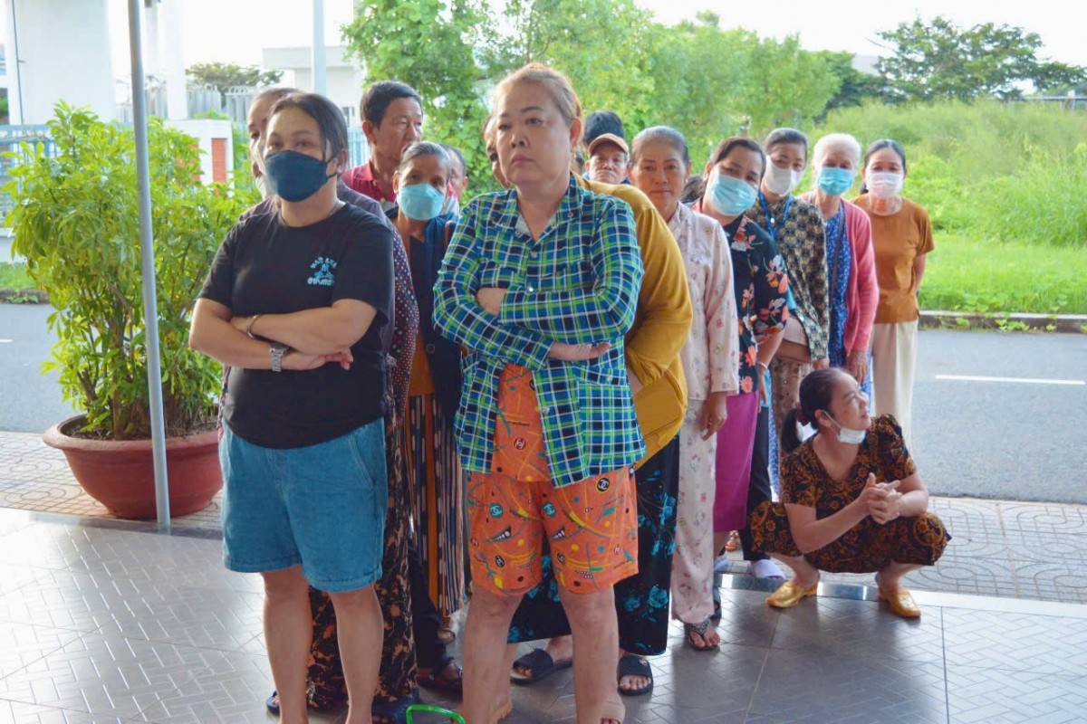 Đông đảo bệnh nhân, người nhà và bà con có hoàn cảnh khó khăn xếp hàng ngay ngắn để nhận những suất cháo nóng, sữa và bắp luộc đầy nghĩa tình.