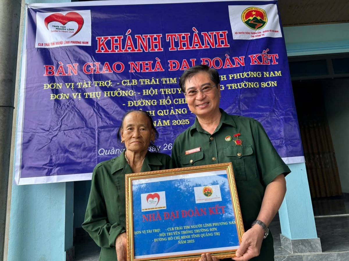Tổng giám đốc Công ty Cổ phần An Sinh Phú Quốc trao tặng nhà Nghĩa tình đồng đội cho chị PHAN THỊ LẠI - CỰU THANH NIÊN XUNG PHONG ở xã Phú Trạch, tỉnh Quảng Trị.
