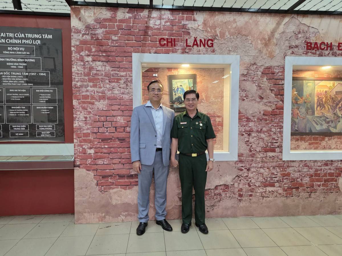 CCB Nguyễn Công Trung - Uỷ viên Ban chấp hành Trung ương Hội Hữu nghị Việt Nam- Campuchia cùng Tổng Lãnh sự Vương quốc Campuchia tại TP. Hồ Chí Minh Chan Sorykan.