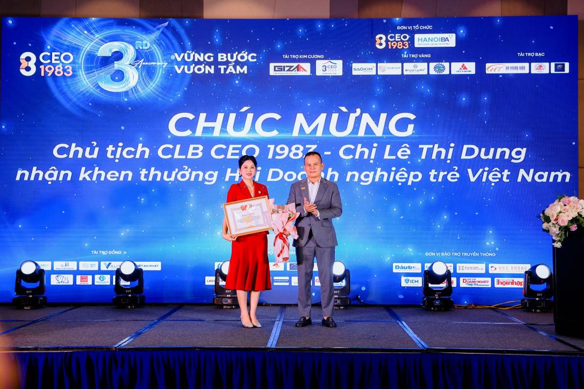 Ông Trần Văn Minh, đại diện Hội doanh nghiệp trẻ Việt Nam trao tặng bằng khen của Trung ương Hội, chúc mừng CEO Lê Dung và CLB CEO 1983