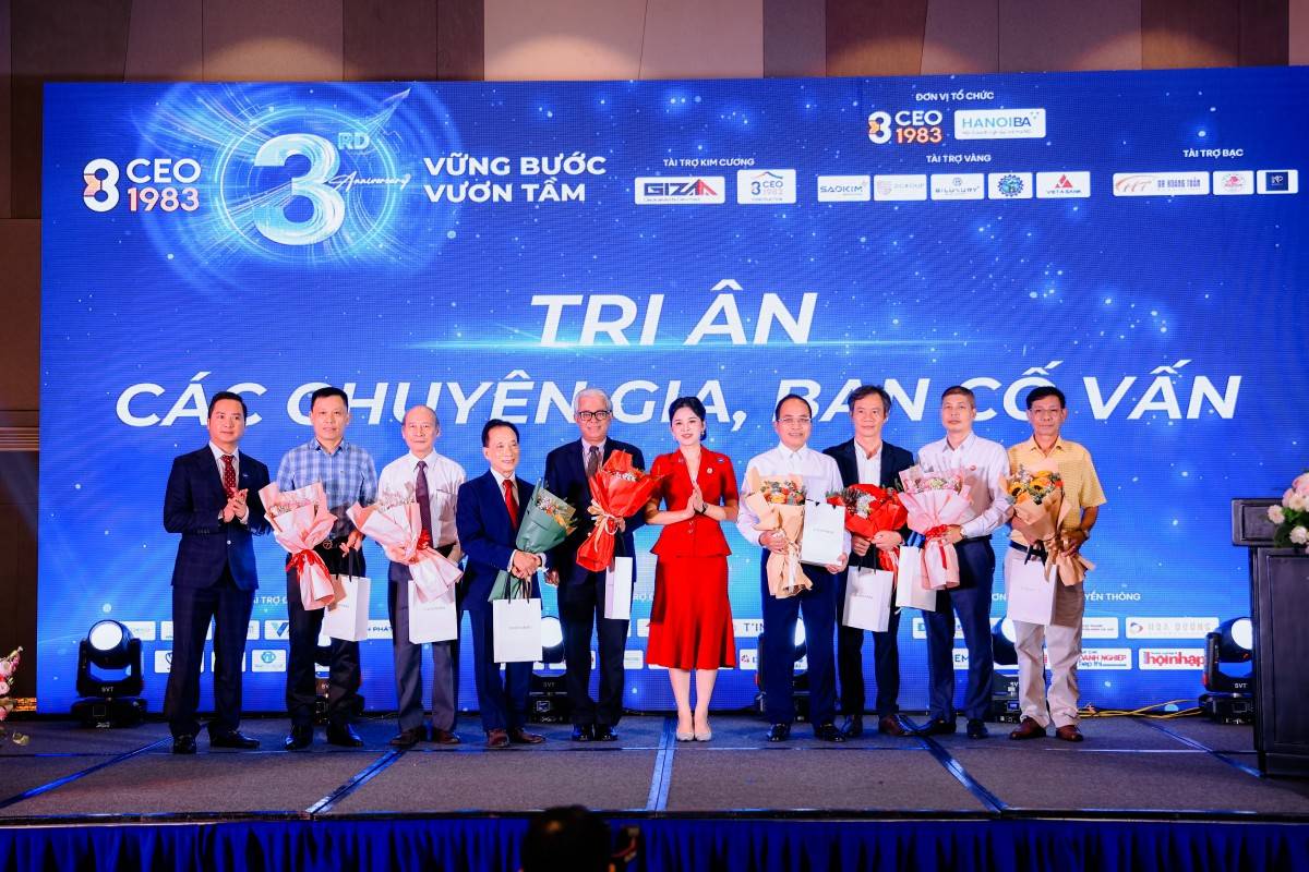 Chủ tịch Lê Dung thay mặt CLB CEO 1983 tri ân Ban cố vấn, các chuyên gia đã đồng hành suốt 3 năm qua.