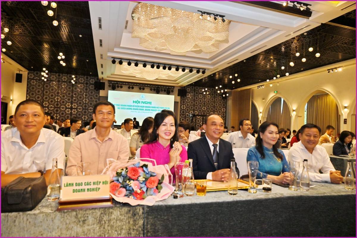 Tôn vinh 17 tập thể, 12 cá nhân Doanh nhân, Doanh nghiệp tiêu biểu đã đạt thành tích xuất sắc trong sản xuất, kinh doanh