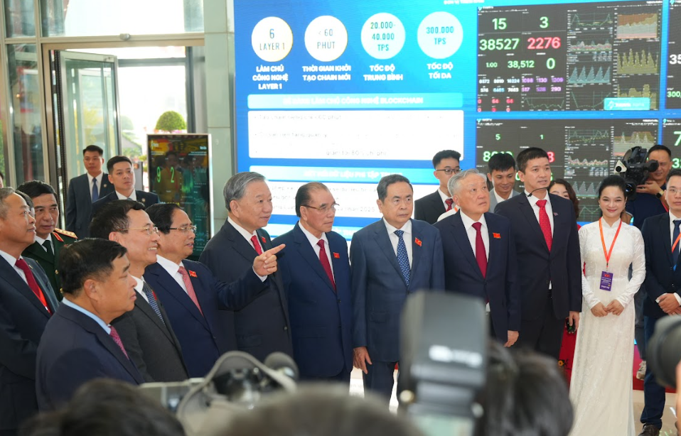 Tổng Bí thư Tô Lâm và các đồng chí lãnh đạo Đảng, Chính phủ dành thời gian tham quan khu trưng bày Mạng Dịch vụ Đa chuỗi Blockchain Việt Nam (VBSN) 