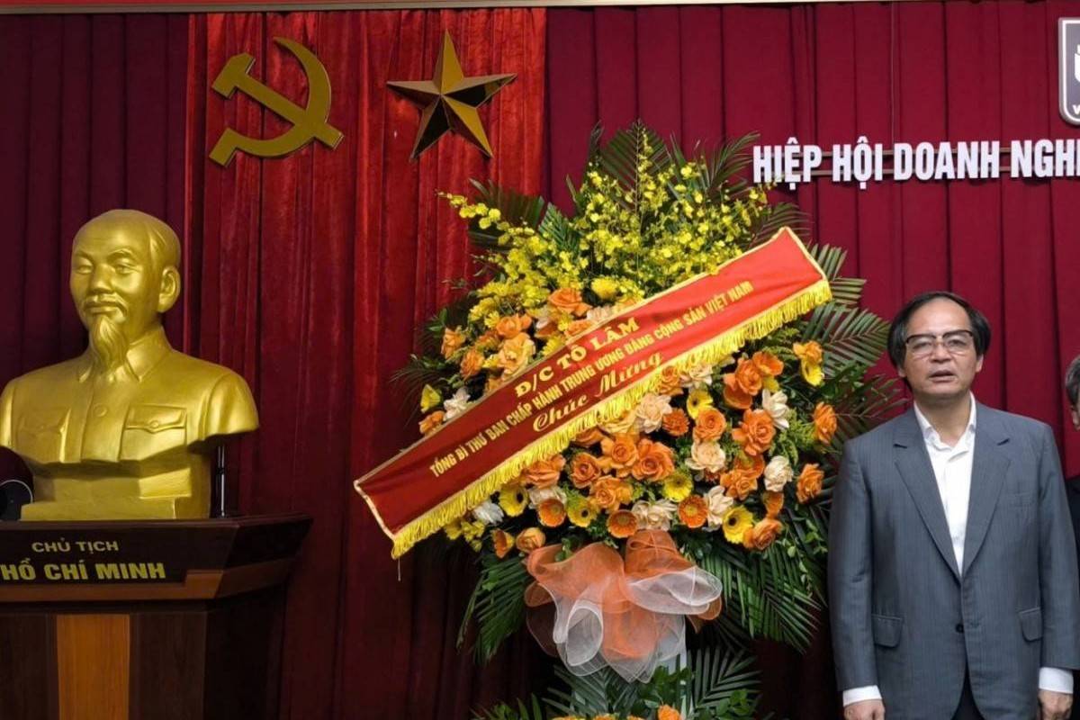 Tổng Bí thư Tô Lâm gửi lẵng hoa chúc mừng Hiệp hội Doanh nghiệp nhỏ và vừa Việt Nam nhân Ngày Doanh nhân Việt Nam