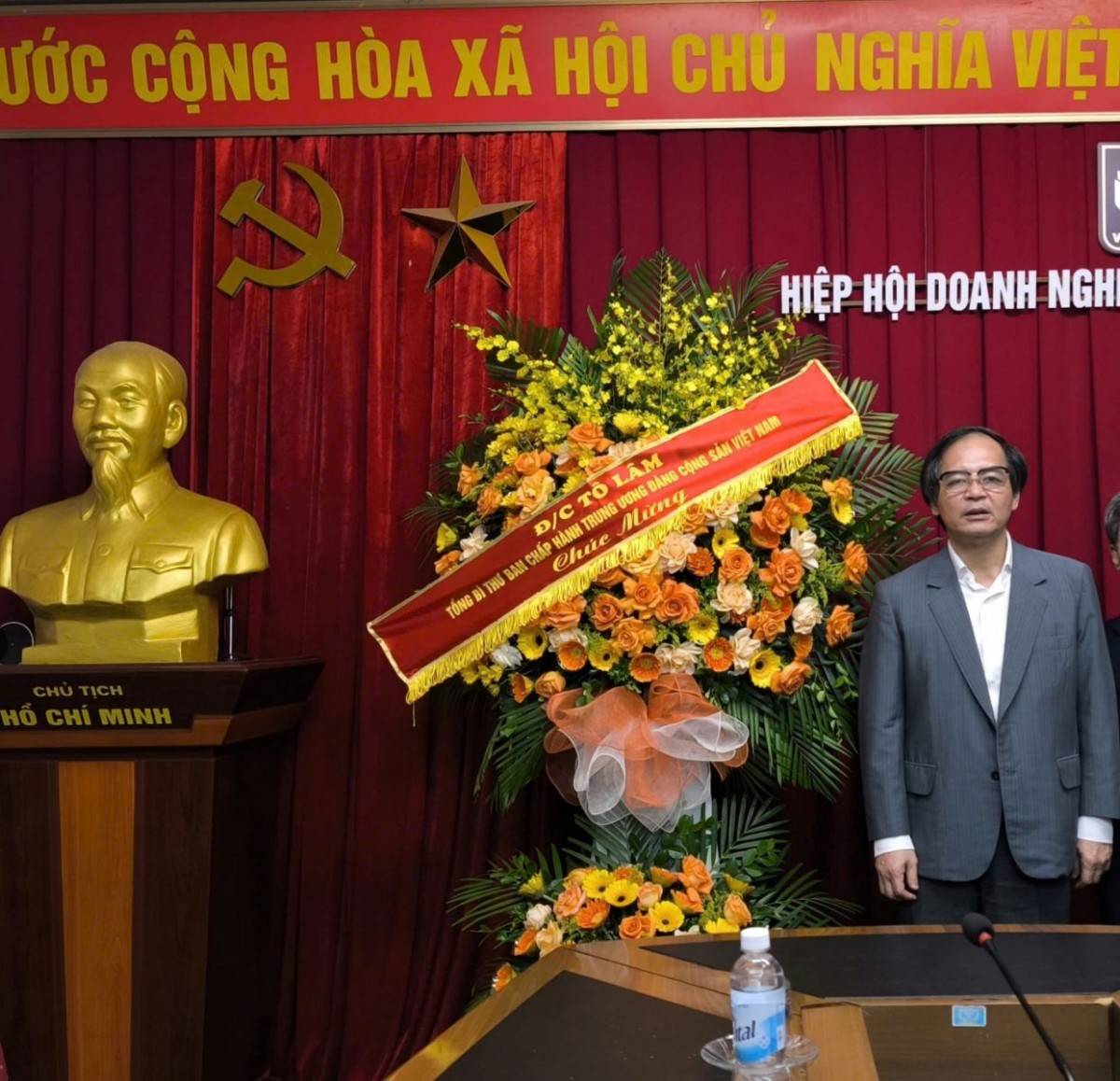 Tổng Bí thư Tô Lâm gửi lẵng hoa chúc mừng Hiệp hội Doanh nghiệp nhỏ và vừa Việt Nam nhân Ngày Doanh nhân Việt Nam