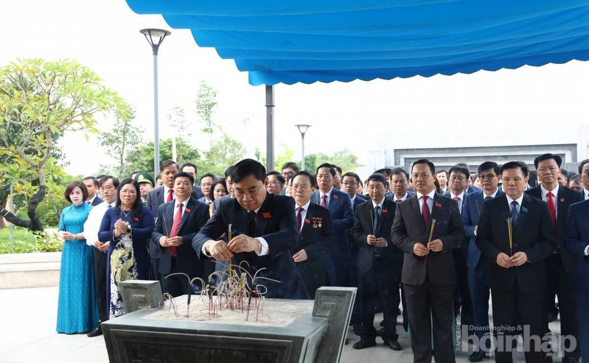 Đoàn đại biểu dự Đại hội Đảng bộ tỉnh Điện Biên dâng hương tri ân các Anh hùng liệt sĩ