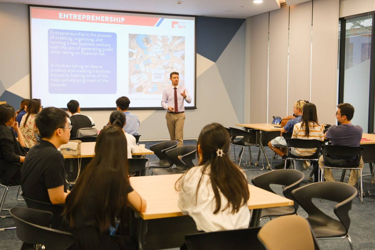 Đội ngũ giảng viên 100% sở hữu bằng cấp và kinh nghiệm quốc tế