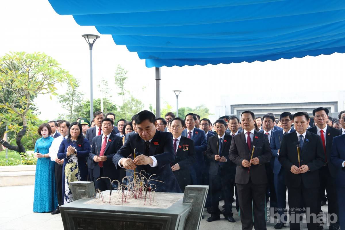 Đoàn đại biểu dự Đại hội Đảng bộ tỉnh Điện Biên dâng hương tri ân các anh hùng, liệt sĩ