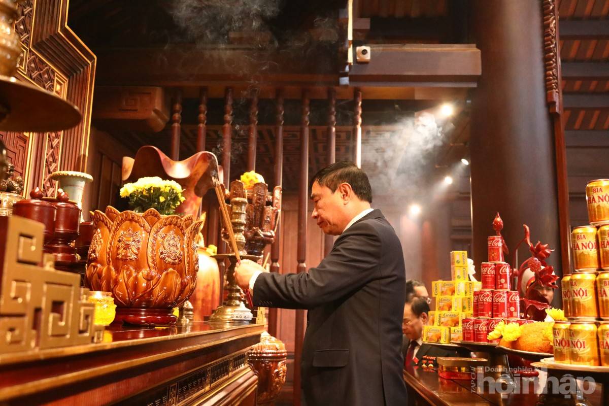 Đoàn đại biểu dự Đại hội Đảng bộ tỉnh Điện Biên dâng hương tri ân các anh hùng, liệt sĩ