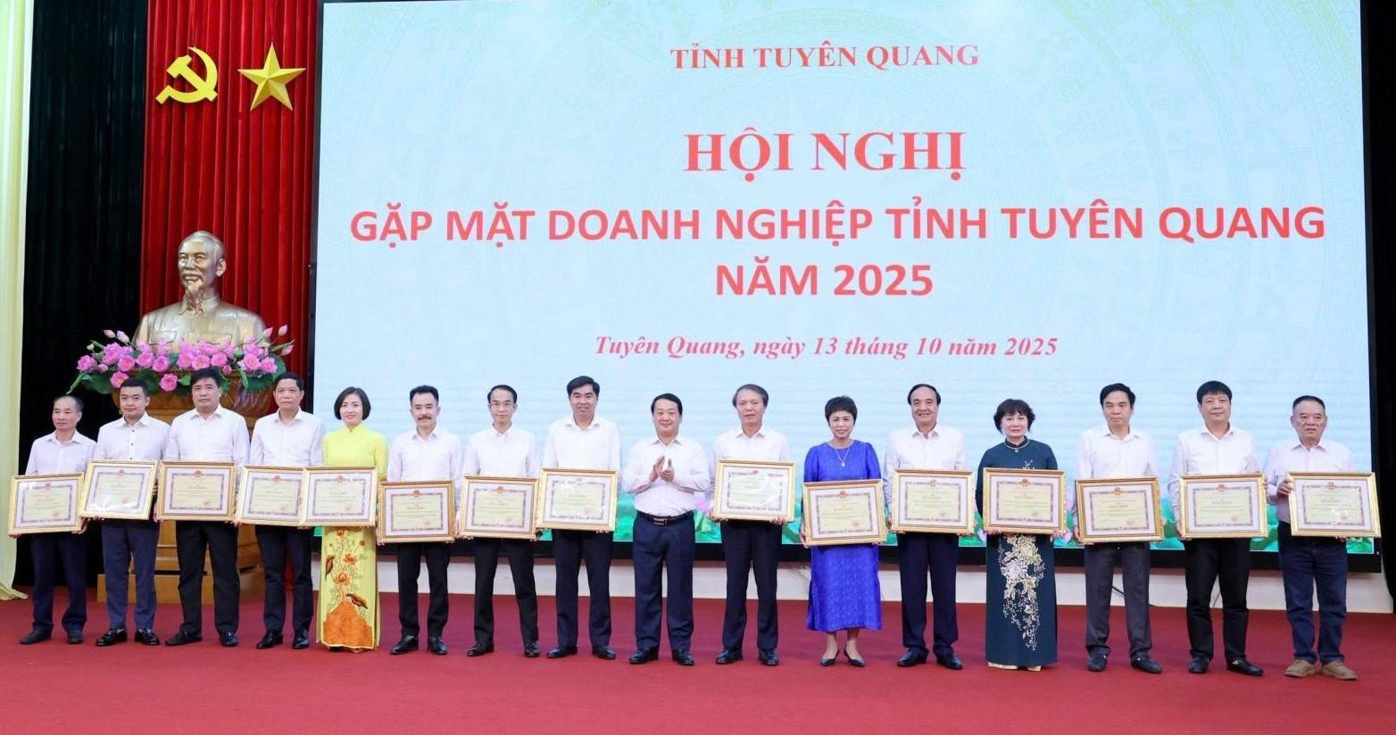 Hầu A Lềnh, Bí thư Tỉnh uỷ trao Bằng khen của UBND tỉnh cho các Doanh nhân, Doanh nghiệp tiêu biểu 