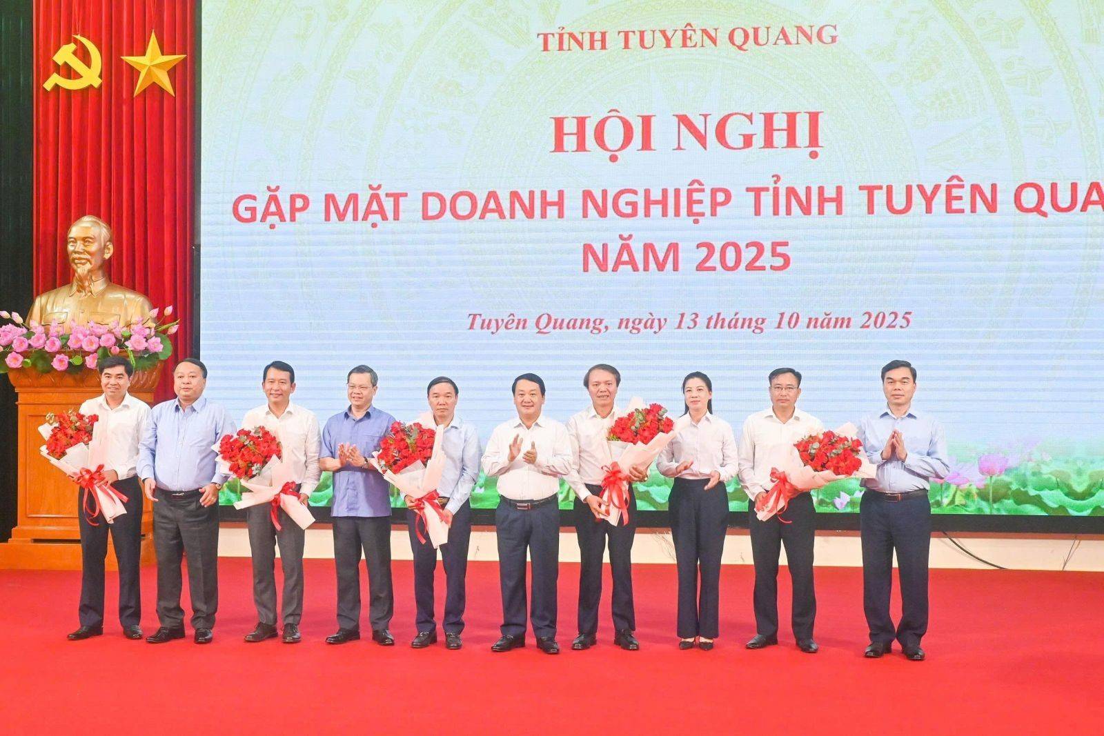 Các lãnh đạo tỉnh tặng hoa chúc mừng đại diện các Hiệp hội Doanh nghiệp, Du lịch và Hội Doanh nhân