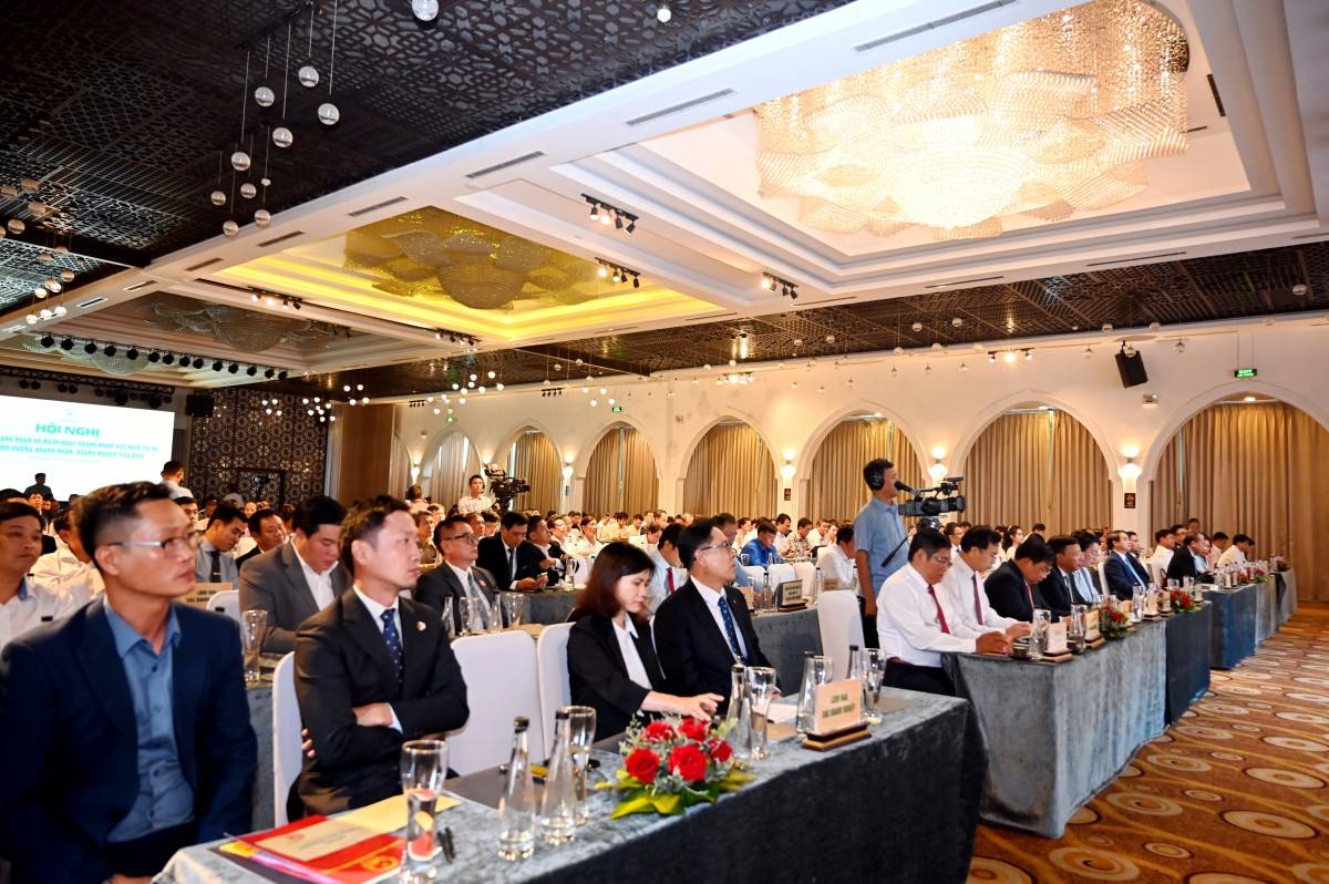 Khánh Hòa gặp mặt 300 Doanh nghiệp Doanh nhân, tôn vinh 17 tập thể 12 cá nhân xuất sắc, tiêu biểu.