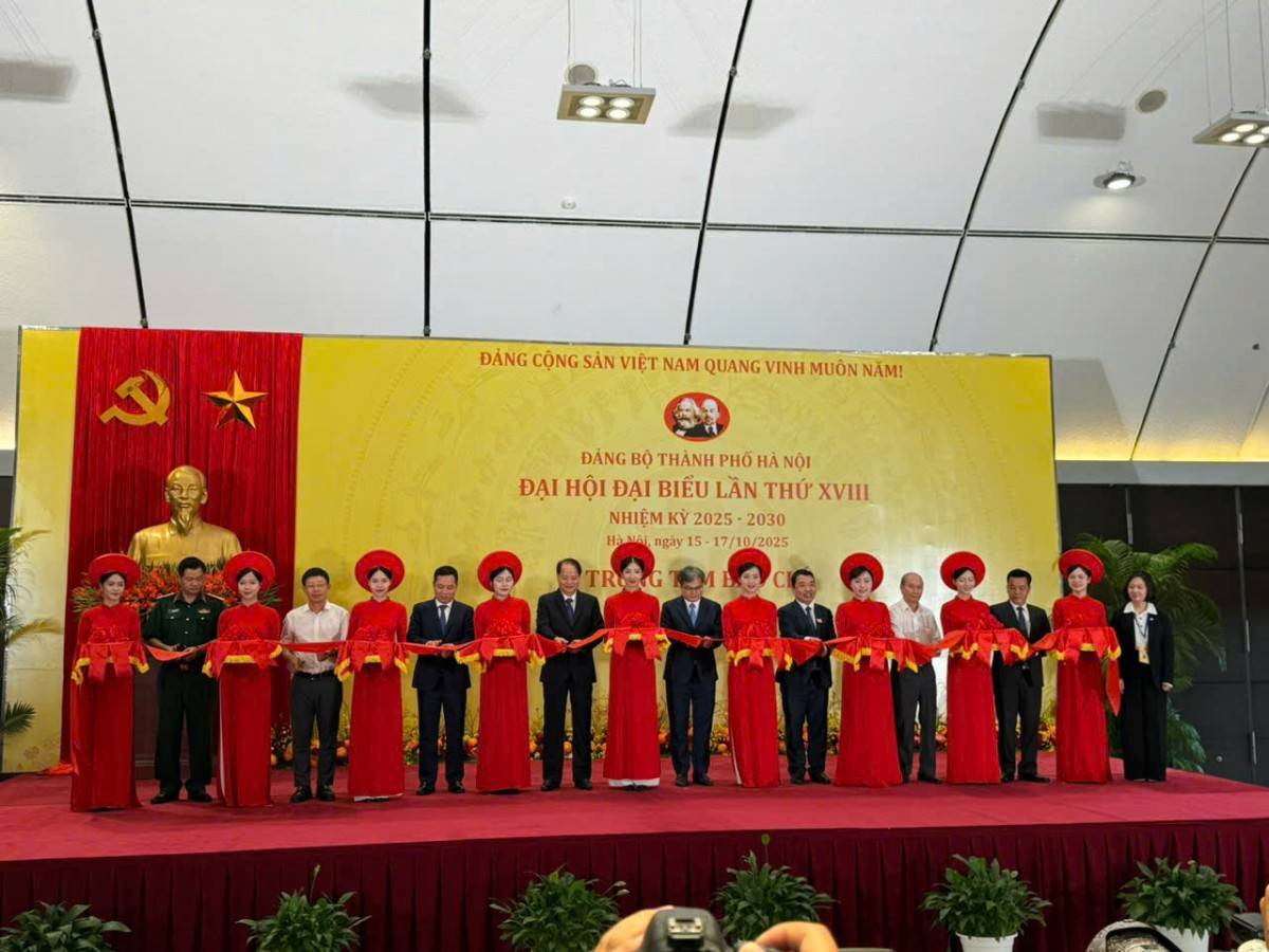 Các đồng chí lãnh đạo thành phố cắt băng khai trương Trung tâm Báo chí phục vụ Đại hội XVIII Đảng bộ thành phố Hà Nội