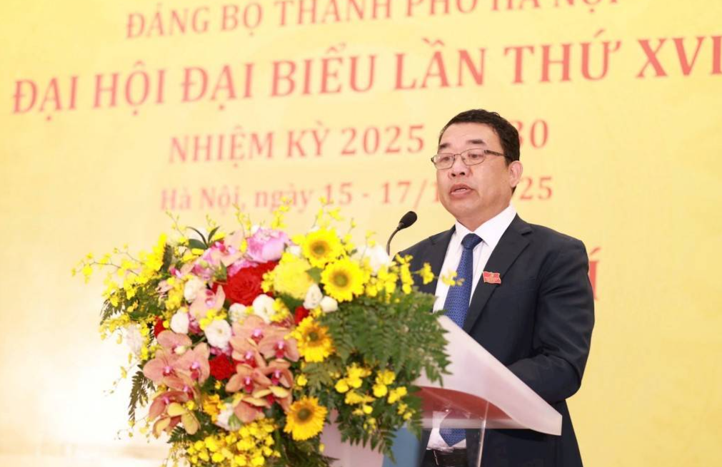 Phó Trưởng ban Tuyên giáo và Dân vận Thành ủy Đào Xuân Dũng, Giám đốc Trung tâm Báo chí phục vụ Đại hội XVIII Đảng bộ Thành phố Hà Nội phát biểu tại buổi lễ