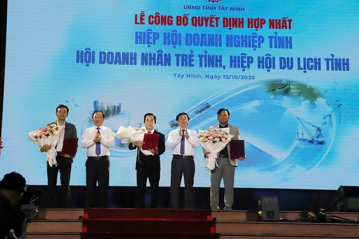 Bí thư Tỉnh ủy Nguyễn Văn Quyết và Phó Bí thư Tỉnh ủy, Chủ tịch UBND tỉnh Nguyễn Văn Út đã trao các quyết định hợp nhất cho Hiệp hội Doanh nghiệp tỉnh, Hiệp hội Du lịch tỉnh và Hội Doanh nhân trẻ tỉnh Tây Ninh.
