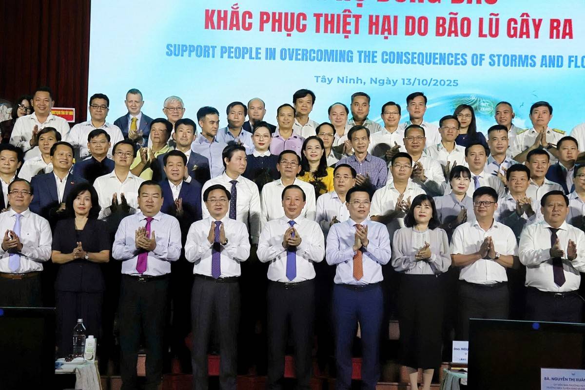 Lãnh đạo tỉnh Tây Ninh chụp ảnh kỷ niệm cùng cộng đồng doanh nghiệp trên địa bàn tỉnh.