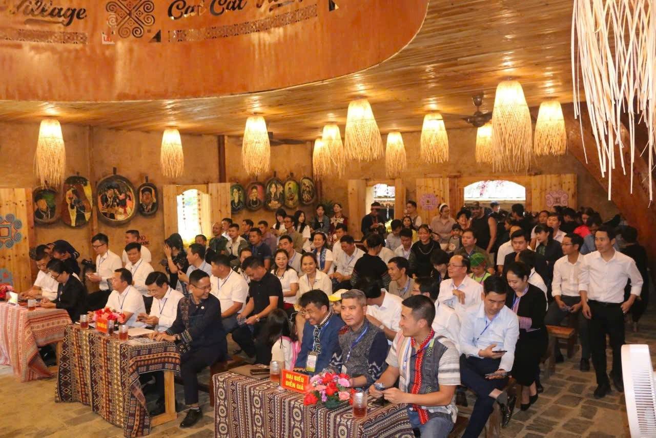 Các đại biểu dự Hội thảo về phát triển kinh tế du lịch, kinh tế ban đêm gắn với nông nghiệp bền vững xã Tả Van giai đoạn đoạn 2026 – 2030. Ảnh: Phạm Quỳnh.