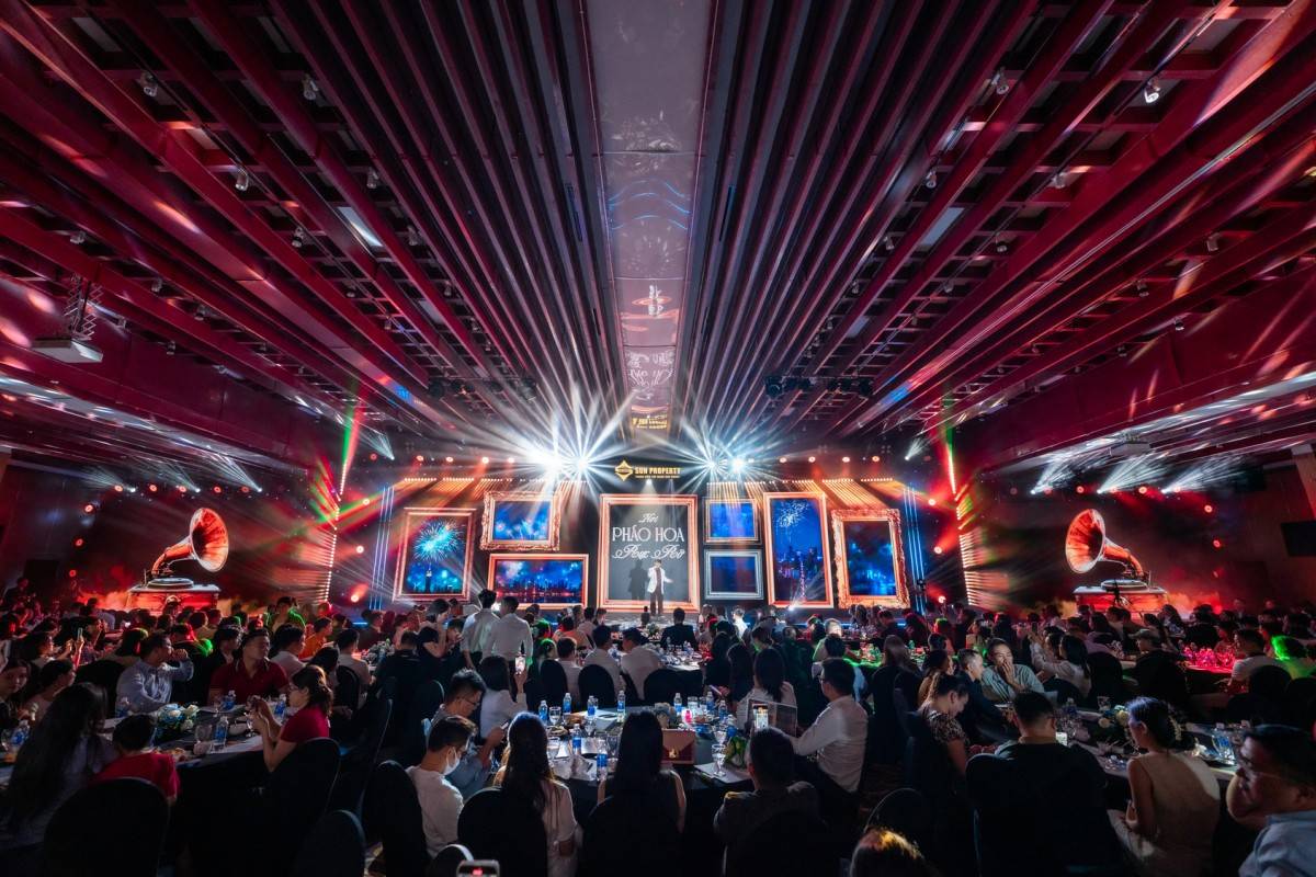 Sắc màu Cora Tower được tái hiện sống động qua các màn trình diễn nghệ thuật. (Ảnh: Ánh Dương)