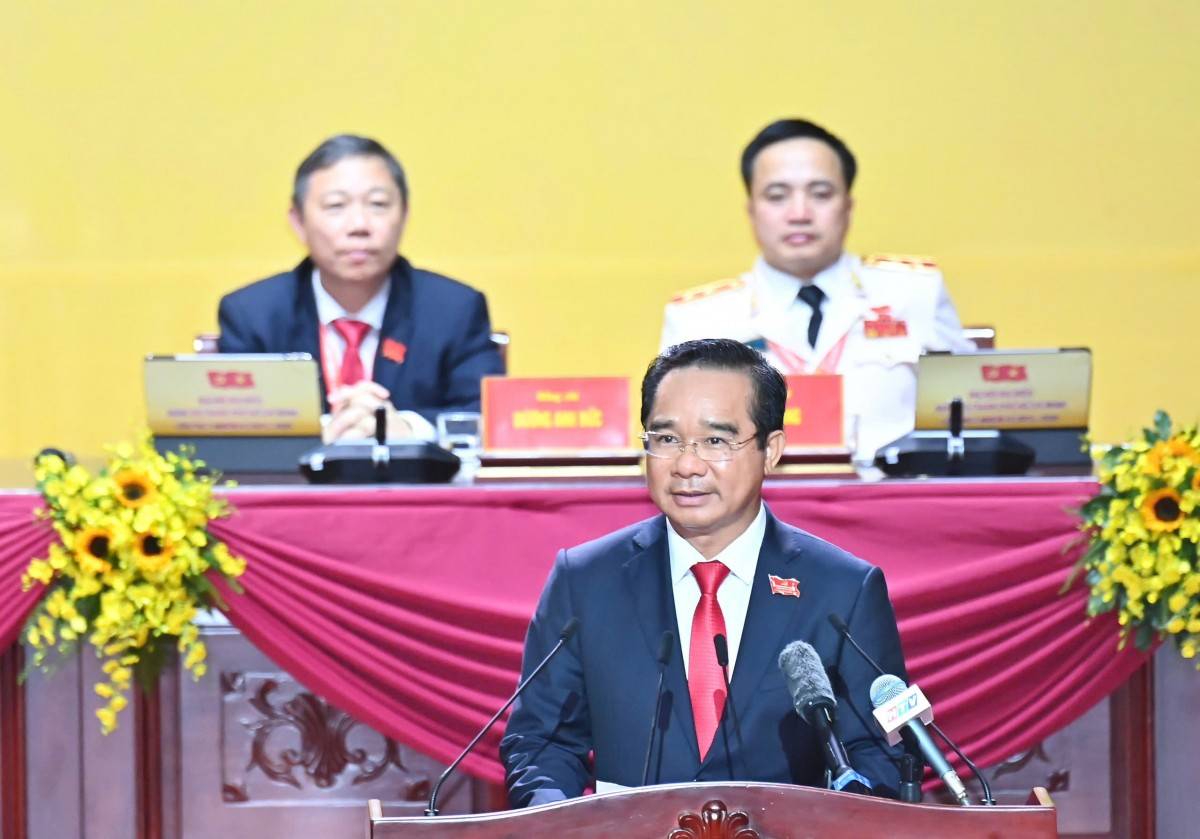 Chủ tịch UBND Thành phố Nguyễn Văn Được trình bày tóm tắt Báo cáo chính trị. Ảnh: SGGP