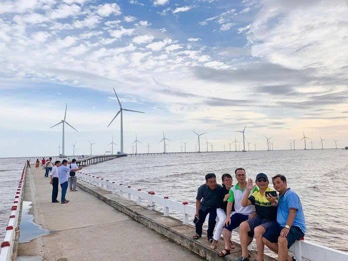 Cánh đồng điện gió đẹp nhất tại Cà Mau, nơi du khách rất thích check in.