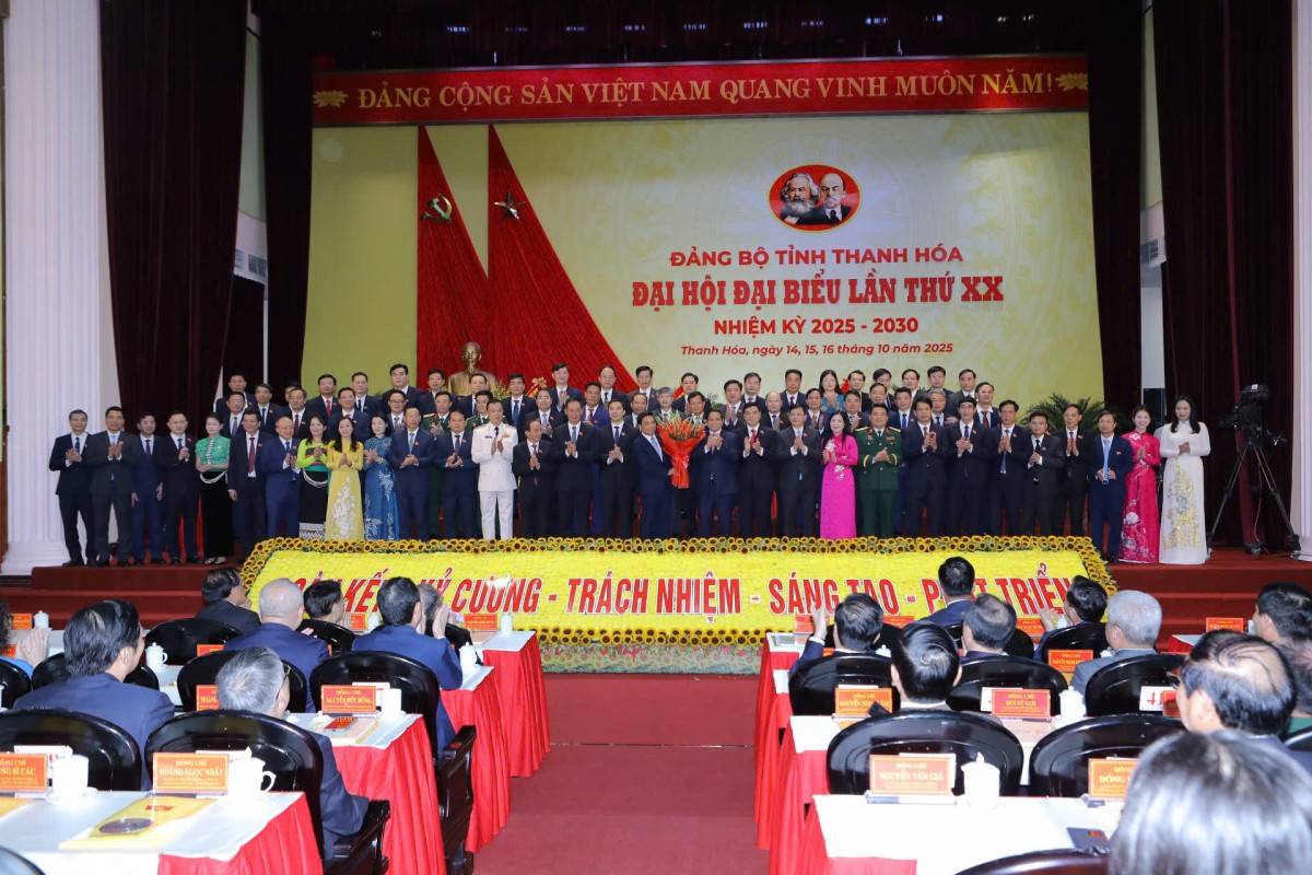 Thủ tướng Phạm Minh Chính tặng hoa chúc mừng Ban Chấp hành Đảng bộ tỉnh Thanh Hóa khóa XX