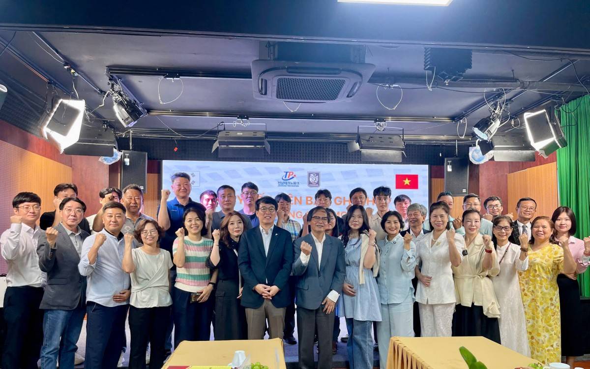 Chụp ảnh lưu niệm buổi Lễ ký kết MOU giữa VINASME và Jeonnam Technopark khép lại trong không khí hữu nghị, quyết tâm cùng bứt phá