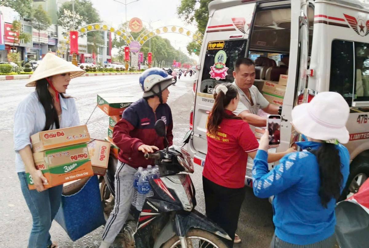 Người dân đem hàng nhu yếu phẩm đến một điểm tiếp nhận tại phường Buôn Ma Thuột.