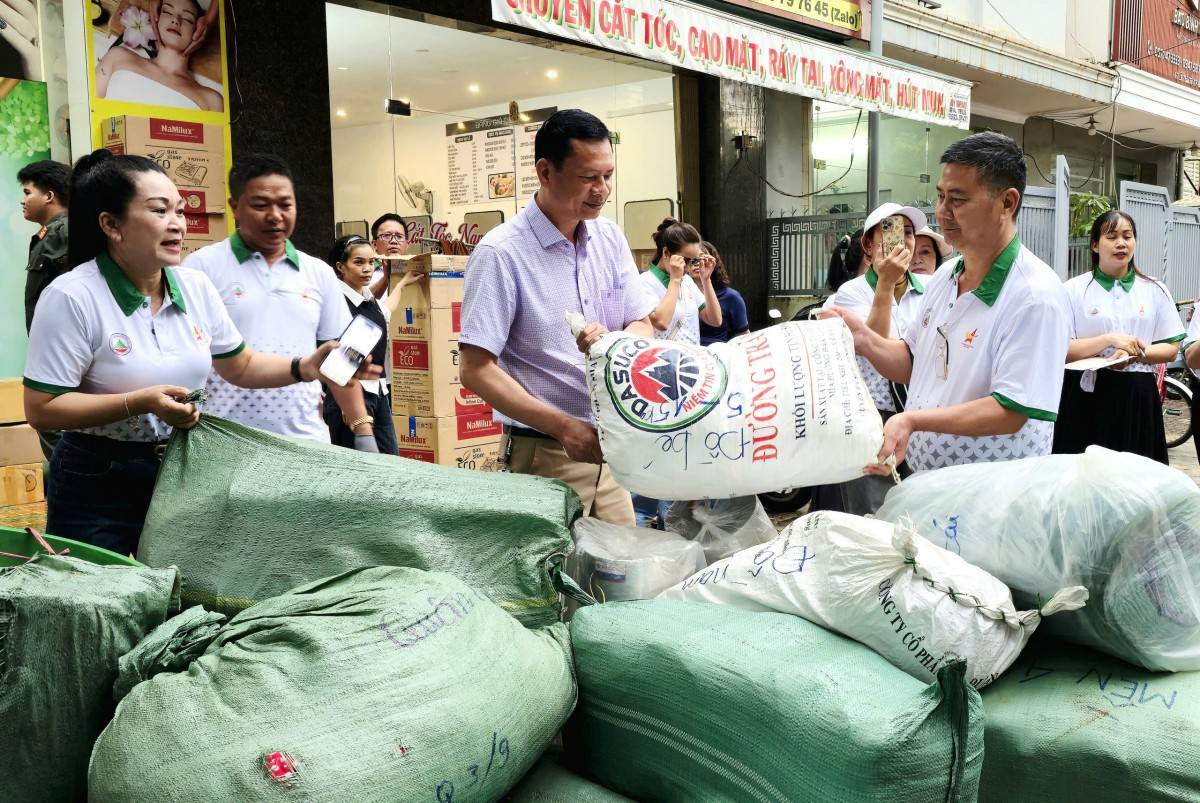 Lãnh đạo Hiệp hội Doanh nghiệp tỉnh trực tiếp nhận hàng nhu yếu phẩm do hội viên đóng góp.